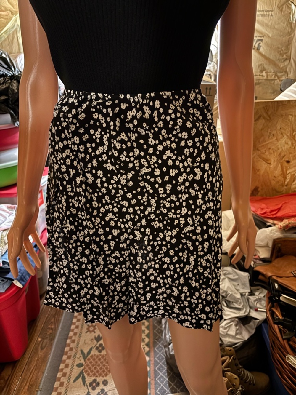 Women’s Black Floral A-Line Mini Skirt - White Daisy Print Size 8P
